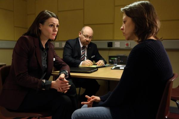 Bild 1 von 8: (im Uhrzeigersinn): DC Rachel Bailey (Suranne Jones); DC Pete Readyough (Tony Mooney); Helen Bartlett (Nicola Walker)