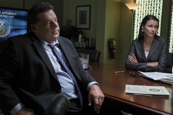 Bild 1 von 22: Da Anthony (Steve Schirripa, l.) eine persönliche Bindung zur Nachbarschaft hat, in der Gormley barbarisch zusammengeschlagen wurde, wird er gemeinsam mit Erin (Bridget Moynahan, r.) zu den Ermittlungen hinzugezogen. Gelingt es ihnen, die Täter der bestialischen Tat zur Rechenschaft zu ziehen?