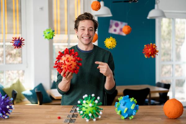 Bild 1 von 4: Tobi und die bunten Viren