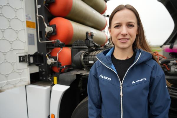 Bild 1 von 6: Eine Frau, ein Ziel: Wasserstoff-Trucks auf die deutschen Straßen zu bringen. Dank Saras Mietmodell sind die Wasserstoffs-Lkws auch für kleinere Unternehmen erschwinglich.