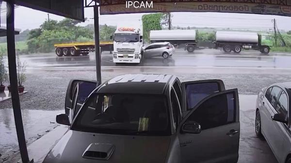 Bild 1 von 3: Ein LKW auf Abwegen: Das Zusammenklappen eines Gelenkfahrzeuges wird Klappmessereffekt genannt.