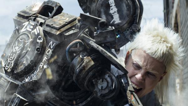 Bild 1 von 7: Chappie (Sharlto Copley) und Yolandi (YO-LANDI VI$$ER)