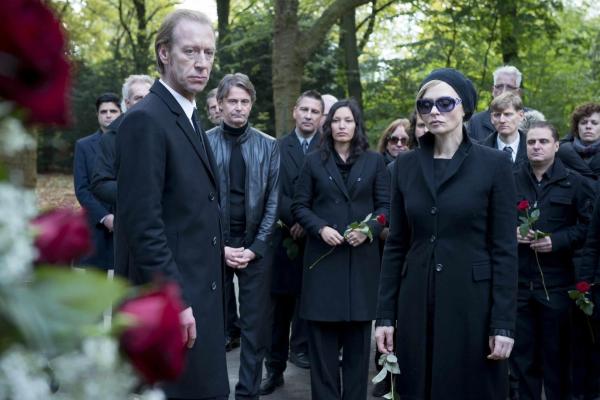 Bild 1 von 27: Beinahe zu spät erkennt Mick, dass Rüdiger Bremme (Oliver Stritzel, l.), kommissarischer Leiter des LKAs, und Vera Koller (Susanna Simon, r.) ebenfalls in die mörderische Geschichte verwickelt sind. Ist einer der beiden auch der gesuchte Erpresser?