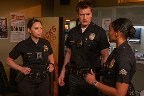 Bild 1 von 2: Lucy Chen (Melissa O´Neil) und John Nolan (Nathan Fillion) bekommen Anweisungen von der Ausbilderin Nyla Harper (Mekia Cox).
