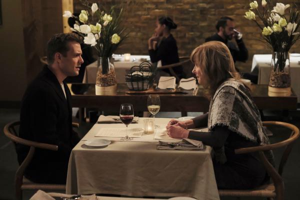 Bild 1 von 2: Wird Harvey (Gabriel Macht) seine emotionalen Probleme lösen können? Er stellt sich seiner Vergangenheit und sucht das Gespräch mit seiner Mutter (Brynn Thayer).