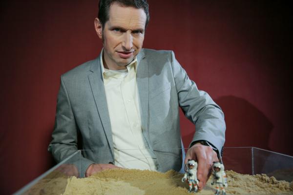 Bild 1 von 3: Physiker Holm Gero Hümmler stellt die Mondlandung mit Spielfiguren nach: Warum halten die Argumente der Verschwörungstheoretiker einer wissenschaftlichen Untersuchung nicht stand?