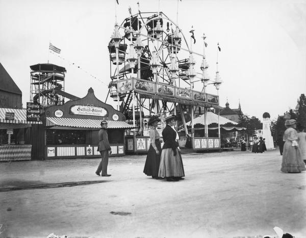Bild 1 von 5: Auf dem Oktoberfest im Jahr 1910: Schießstand, kleines Riesenrad und im Hintergrund: Toboggan.