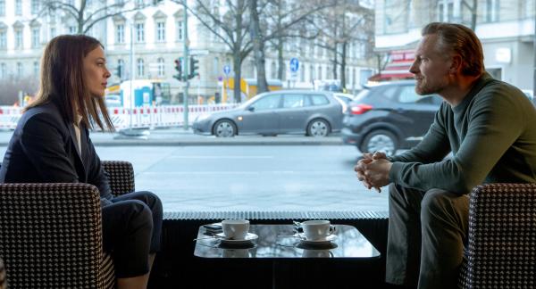 Bild 1 von 3: Die Kontrahenten Jana Liekam (Paula Beer) und Gabriel Fenger (Barry Atsma) treffen sich. Ist da noch etwas zwischen den beiden?