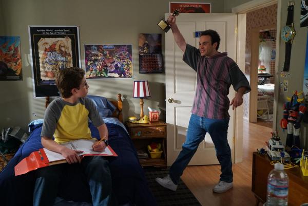 Bild 1 von 11: Adam Goldberg (Sean Giambrone, l.); Barry Goldberg (Troy Gentile; r.)