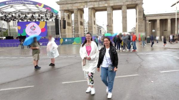 Bild 1 von 2: Berlin calling: Beate und Ela reisen in die Hauptstadt.
