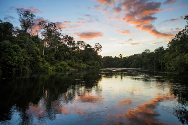 Bild 1 von 4: Flussabschnitt im südbrasilianischen Naturschutzgebiet Cristalino Lodge bei Sonnenuntergang.