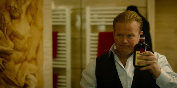 Bild 1 von 3: Nach der Geldübergabe ist Pål Bugge Krøvel (Anders Baasmo Christiansen) als Kurier in seinem neuen Haus angekommen. Kurz darauf erwartet ihn ein überraschendes Willkommensgeschenk.