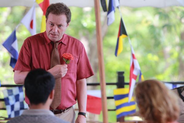 Bild 1 von 3: DI Jack Mooney (Ardal O'Hanlon) ist zu Gast bei einer Wohltätigkeitsveranstaltung.