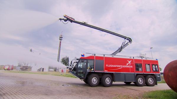 Bild 1 von 2: Etwa 12.500 Liter Wasser fasst der Tank des Löschfahrzeugs.