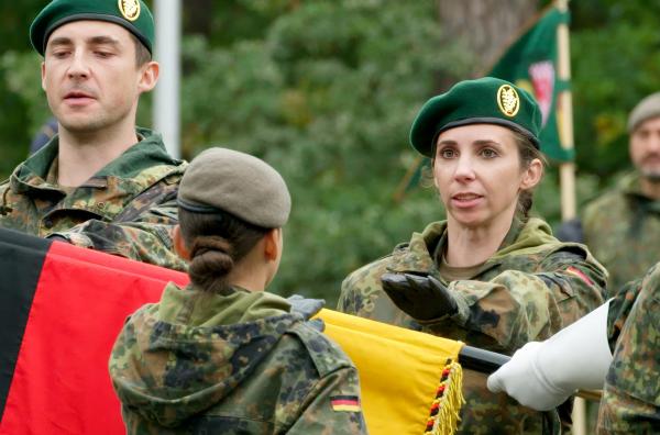 Bild 1 von 5: Dr. Katalin Lehnhardt-Busche (Mi.) schwört beim offiziellen Gelöbnis auf die deutsche Fahne.