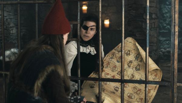 Bild 1 von 2: Ingi (Ellen Hillingsß, rechts)  zeigt Tinka (Josephine Chavarria Hßjbjerg, links) den Stammbaum.