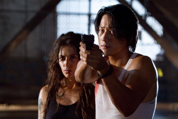 Bild 1 von 18: Rechnet mit Lisas (Sarah Shahi, l.) Entführern ab: Taylor Kwon (Sung Kang, r.) ...
