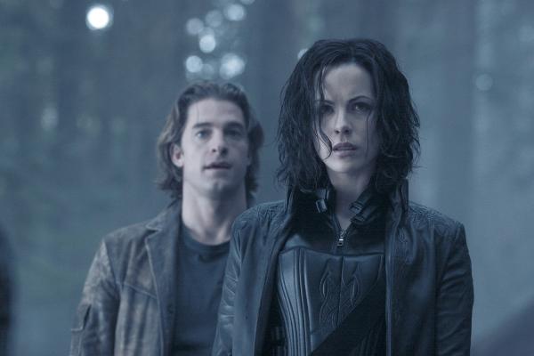 Bild 1 von 24: Nehmen den Kampf mit den Geistern der Vergangenheit auf: die wunderschöne Werwolfjägerin Selene (Kate Beckinsale, l.) und Hyprid Michael (Scott Speedman, r.) ...