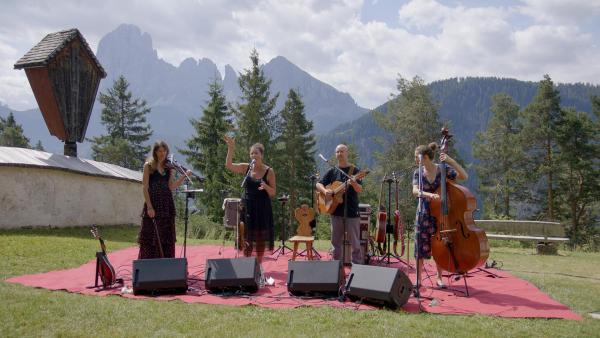 Bild 1 von 23: Im Bild: Ganes geben ein Konzert vor der Kulisse der Dolomiten.