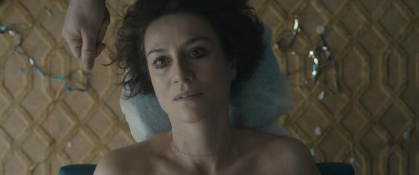 Bild 1 von 7: Maria (Maja Ostaszewska) wird von Zhenia massiert.