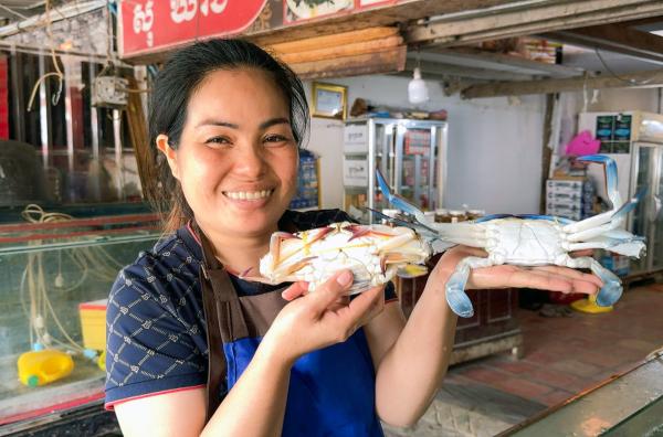 Bild 1 von 2: Köchin Eng Sokhorn bereitet Kdam Chaa zu ? eine Spezialität ihres Restaurants am Meer.