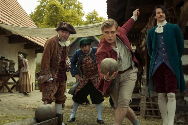 Bild 1 von 15: Beim Kegeln lässt sich eine Menge Geld verspielen. Auch Erik (David Schütter, 2.v.r.) und Rübezahl als Kaufmann (Sabin Tambrea, r.) versuchen sich darin.