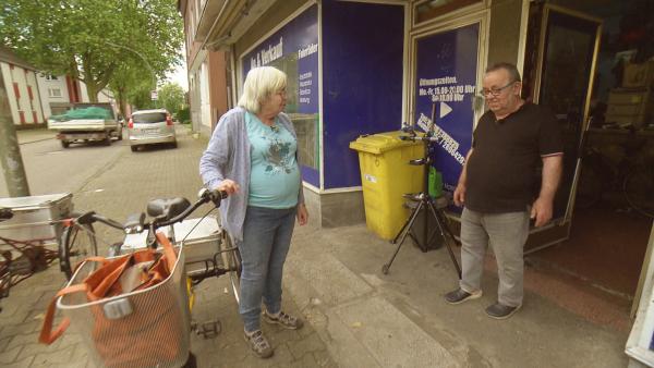 Bild 1 von 1: Elke mit dem Fahrradverkäufer