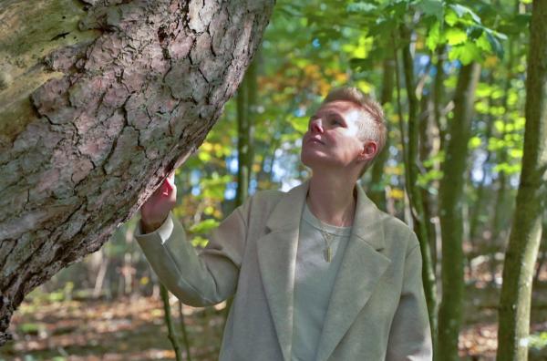 Bild 1 von 2: Katarzyna Swiatkiewicz steht an dem Baum, an dem ihr Großonkel 1942 erhängt wurde.