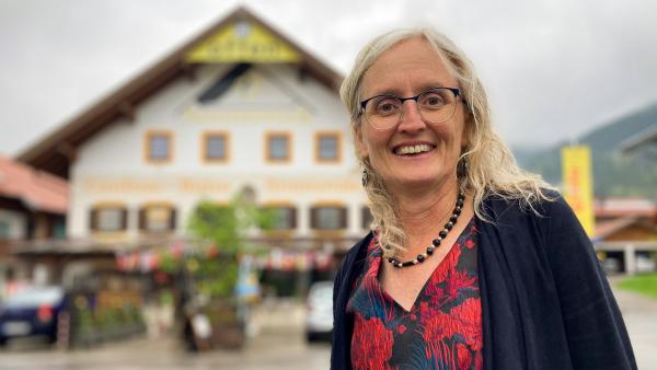 Bild 1 von 10: Almut Heiland bei ihrem Hof.