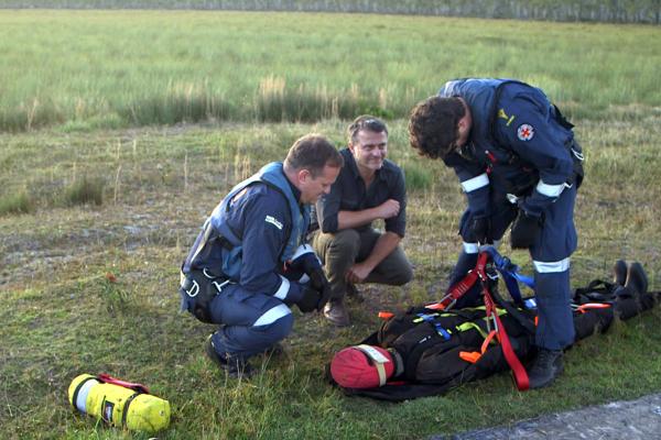 Bild 1 von 4: Um die australische Notfallmedizin zu erkunden, verbringt Bernard Fontanille (Mi.) in Marcoola an der Sunshine Coast einige intensive Tage mit dem Arzt Christopher (nicht im Bild) und dem Sanitäter Anthony (re.).
