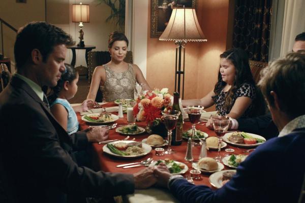 Bild 1 von 27: Carlos (Ricardo Antonio Chavira, 2.v.r.) und Gabrielle (Eva Longoria, 3.v.l.) wollen Nachbarn Bob (Tuc Watkins, l.) und Lee (Kevin Rahm, r.) in ihrem Testament als Paten für ihre beiden Töchter Juanita (Madison De La Garza, 3.v.r.) und Celia (Daniella Baltodano, 2.v.l.) einsetzen, doch das schwule Paar möchte sich vorher überzeugen, dass sich die Mädchen auch benehmen können ...