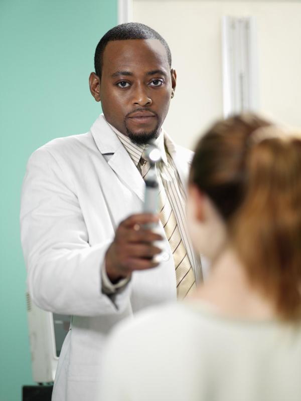 Bild 1 von 18: (2. Staffel) - Dr. Eric Foreman (Omar Epps, l.) ist Neurologe und hat die beste Ausbildung im Team.