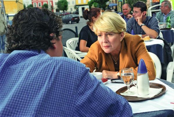 Bild 1 von 9: Im Bild: Sebastian (Fritz Karl) fragt Julia (Christiane Hörbiger) um Rat.