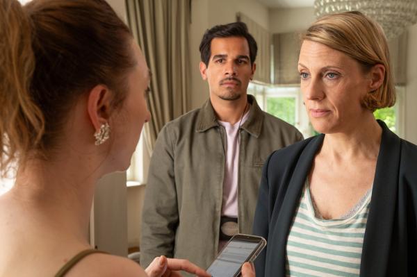 Bild 1 von 9: Mit Nachdruck durch Tamara Meurer (Anja Pahl, r.) und Samir Amari (Skandar Amini, M.) muss die Assistentin Clara Treppke (Hannah Ehrlichmann, l.) zugeben, mehr über die Hintergründe der Ehe von ihrer Chefin gewusst zu haben.