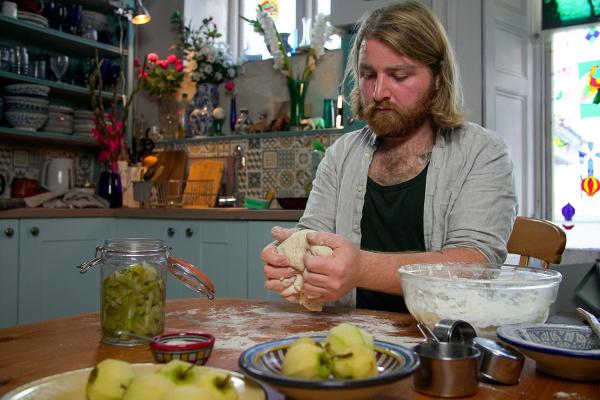 Bild 1 von 13: Im Bild: Jonah Garner bäckt ein Sauerteigbrot mit Hilfe einer Hefekultur, die er aus Apfelschalen gezüchtet hat. Das Brot wird später eine besondere Apfel-Note haben.