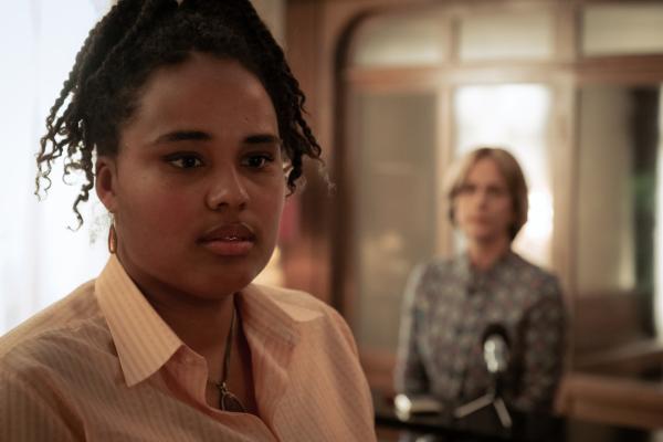 Bild 1 von 14: Linda Müller (Massiamy Diaby, l.) ist betrübt nach dem Gespräch mit Caterina Schöllack (Claudia Michelsen, r.). Kommt jetzt die Wahrheit ans Licht?