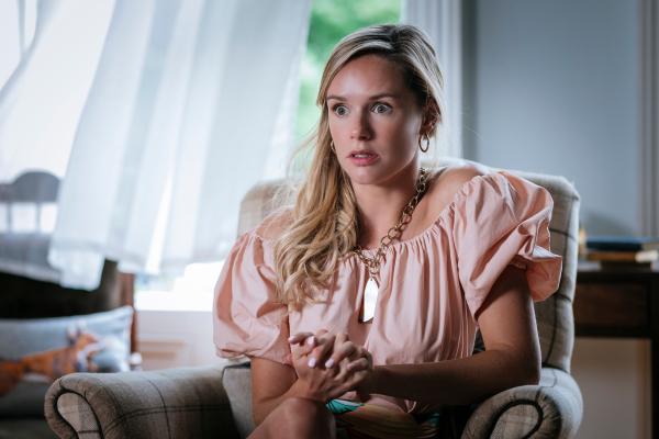 Bild 1 von 5: Bella Henderson (Caoimhe Mulcahy) ist ebenso entsetzt über das Verbrechen wie über die Tatsache, dass von dem Millionenerbe nichts mehr zu finden ist.