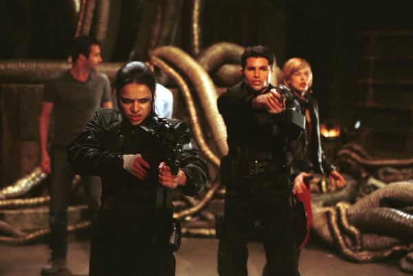 Bild 1 von 19: Scheinbar gemeinsam machen sich Spence (James Purefoy, l.), Rain (Michelle Rodriguez, 2.v.l.), Alice (Milla Jovovich, r.) und Chad (Martin Crewes, 2.v.r.) auf den Weg, die Gefahr einzudämmen. Doch einer von ihnen möchte genau dies verhindern ...