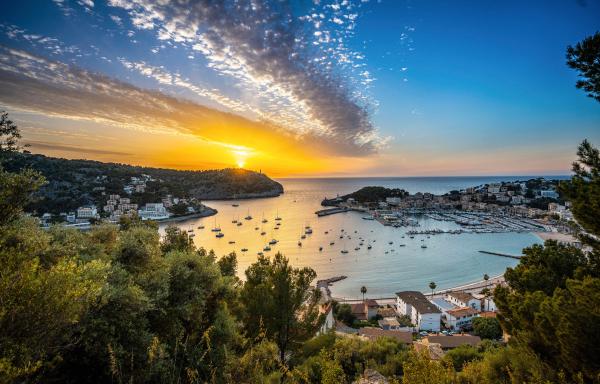 Bild 1 von 4: Mallorca ist die beliebteste Urlaubsinsel der Deutschen. Längst fliegt aber die halbe Welt auf die Insel. Es gibt sogar Direktflüge aus New York nach Palma! Vor allem wohlhabende Gäste schauen sich dann auch häufig nach Wohnungen oder Häusern um. Kann man die Insel kaputt lieben und was ist nötig, um zwischen Mallorca und den Touristen wieder ein gesundes Gleichgewicht herzustellen? Dieser Frage geht Spanien-Korrespondent Sebastian Kisters in diesem Film nach.