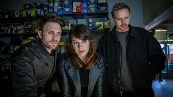 Bild 1 von 6: Josef (Martin Wallström, l.), Alex (Jennie Silfverhjelm, M.) und Vilhelm (Valter Skarsgård, r.) sichten das Überwachungsvideo einer Tankstelle.
