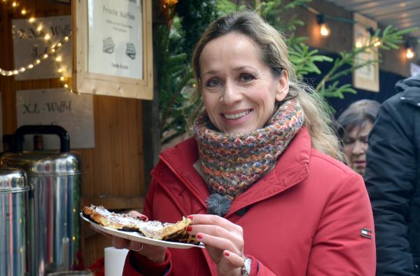 Bild 1 von 1: Moderatorin Tamina Kallert beim Waffelessen auf dem Weihnachtsmarkt im Wildwald Arnsberg-Vosswinkel.