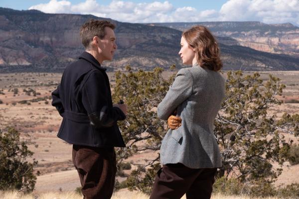 Bild 1 von 8: J. Robert Oppenheimer (Cillian Murphy, l.); Kitty Oppenheimer (Emily Blunt, r.)