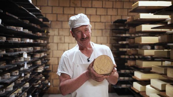 Bild 1 von 6: Käsermeister Willi Schmid aus dem Toggenburg mit seinem berühmten Bergfichtenkäse.