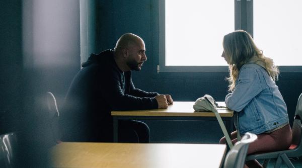 Bild 1 von 13: Hassan (Veysel Gelin, l.) hat Besuch von seiner hochschwangeren Frau Adina (Mira Goeres, r.).