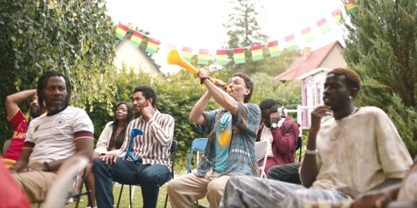 Bild 1 von 2: Theo (Benito Bause, l.) kann Tobi (Christopher Schärf, M.) nicht ausstehen.