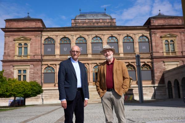 Bild 1 von 1: Thomas Schwartz (l.) und Harald Lesch (r.): Die Freunde treffen sich in Weimar, einem denkwürdigen Ort um über das Böse zu sprechen. Weimar steht für die Ideale des Humanismus aber auch Buchenwald vor den Toren der Stadt: Gut und Böse lagen in der Geschichte der Stadt nah beieinander.