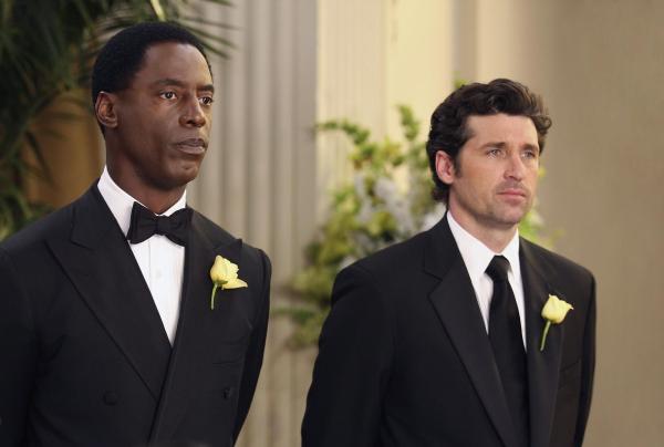 Bild 1 von 42: Kurz vor der Zeremonie bricht Cristina in Panik aus und muss sich von Meredith beruhigen lassen, während Burke (Isaiah Washington, l.) mit seinem Trauzeugen Derek (Patrick Dempsey, r.) vor dem Altar wartet ...