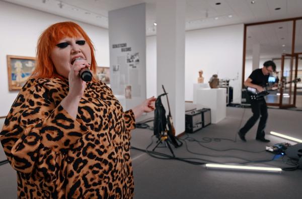 Bild 1 von 4: Die markante Stimme von Beth Ditto trifft in der Neuen Nationalgalerie Berlin auf die Kunst von Lucy Raven, Yoko Ono, Carolee Schneemann und Gerhard Richter.