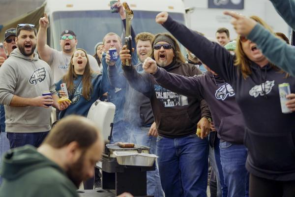 Bild 1 von 12: Tailgating, Parkplatzfeste, sind fester Bestandteil der amerikanischen Sportskultur, wie etwa beim Football.