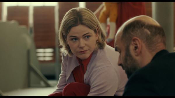 Bild 1 von 3: Franzi (Llewellyn Reichman, l.) und Edward (Urs Jucker, r.) arbeiten an den Musical-Kostümen.